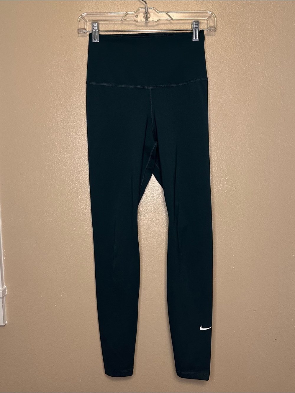 Nike Dri-Fit Green High-Rise Women's Leggings with White Swoosh